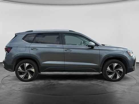 Used 2025 Volkswagen Taos SE AWD/4WD image 10