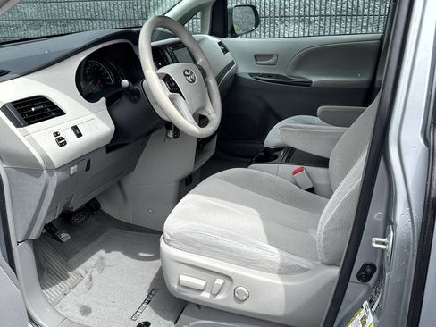 Used 2014 Toyota Sienna LE FWD image 27