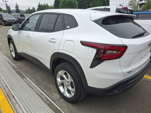 Used 2025 Chevrolet Trax LS w/ LS Convenience Package FWD image 7