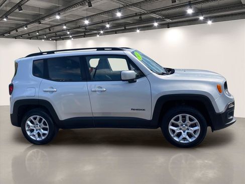 Used 2017 Jeep Renegade Latitude w/ Popular Equipment Group AWD/4WD image 8