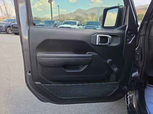 Used 2023 Jeep Gladiator Sport w/ Off Road Group image 11