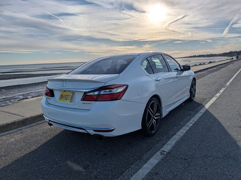 Used 2017 Honda Accord Sport image 2