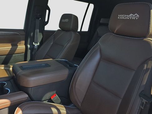 Used 2023 Chevrolet Suburban High Country AWD/4WD image 7
