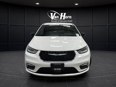 Used 2024 Chrysler Pacifica Touring image 8