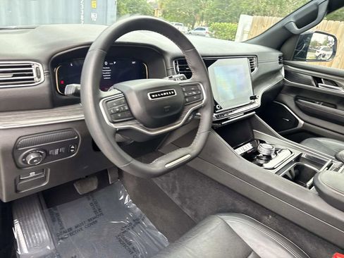 Used 2024 Jeep Wagoneer L Series II RWD image 24