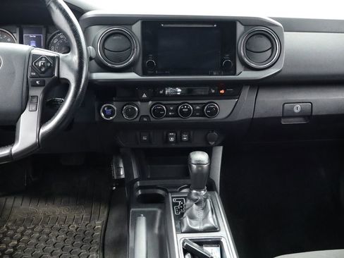 Used 2018 Toyota Tacoma TRD Off-Road AWD/4WD image 25