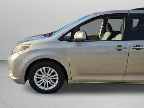 Used 2015 Toyota Sienna XLE image 12