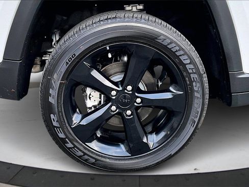 Certified 2025 Jeep Grand Cherokee Altitude image 36