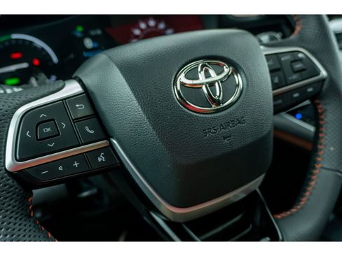 Used 2023 Toyota Sienna XSE AWD/4WD image 33