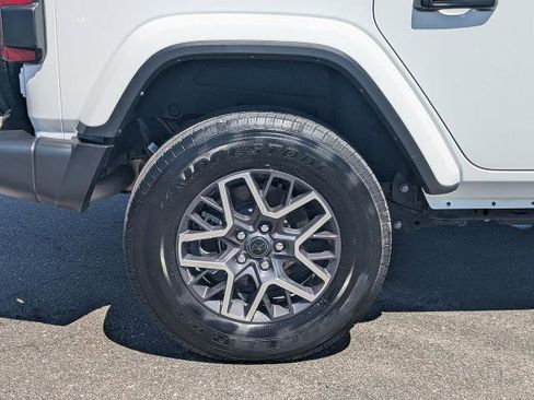 Used 2025 Jeep Wrangler Unlimited Sahara AWD/4WD image 11