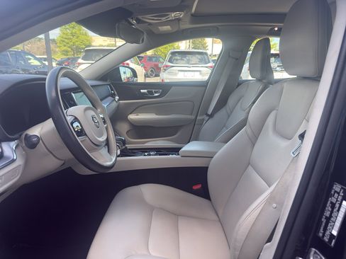 Used 2020 Volvo S60 T5 Momentum FWD image 9