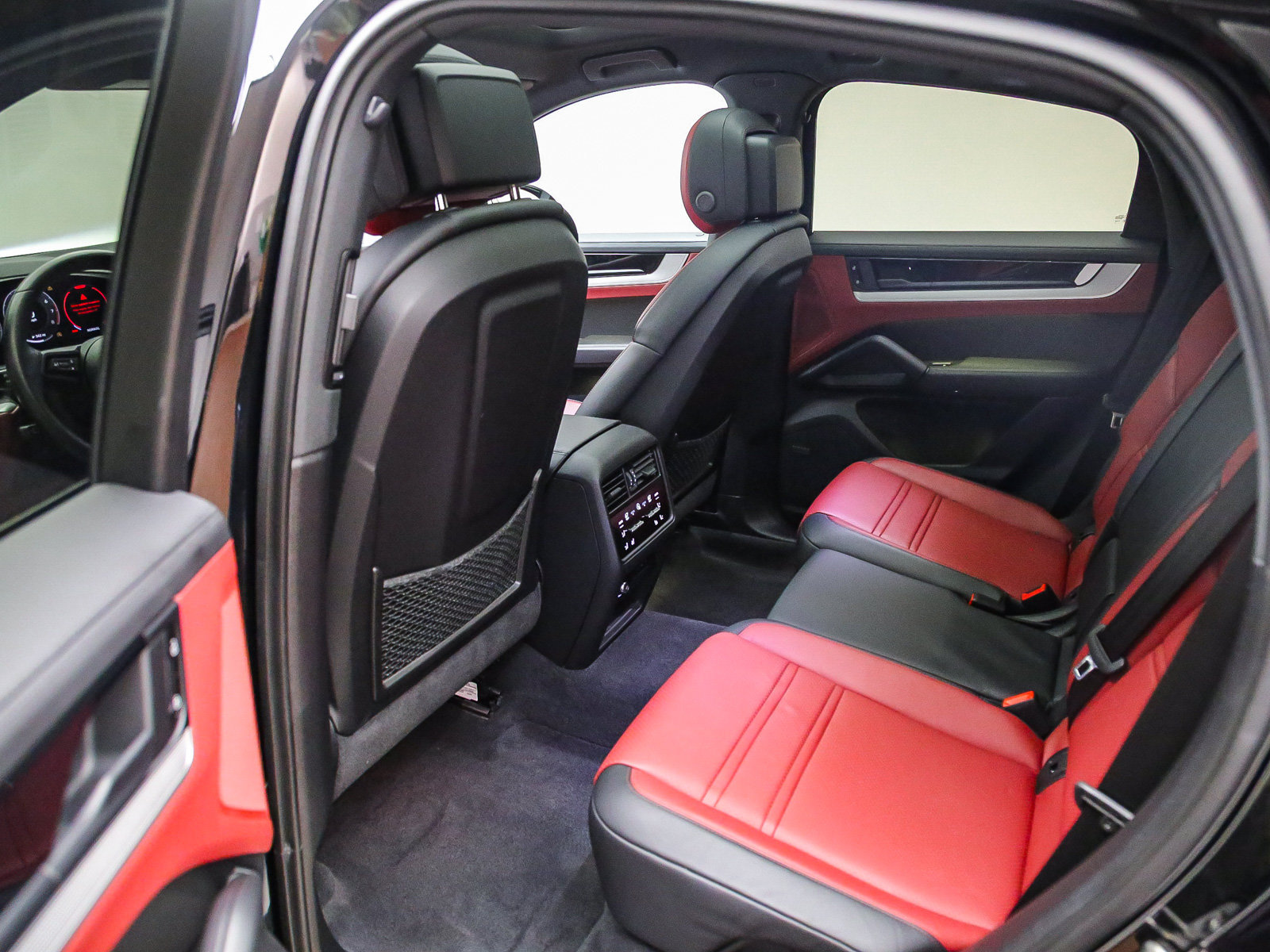 Certified 2024 Porsche Cayenne Coupe AWD/4WD image 23