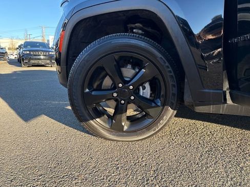 Used 2023 Jeep Grand Cherokee Altitude image 33