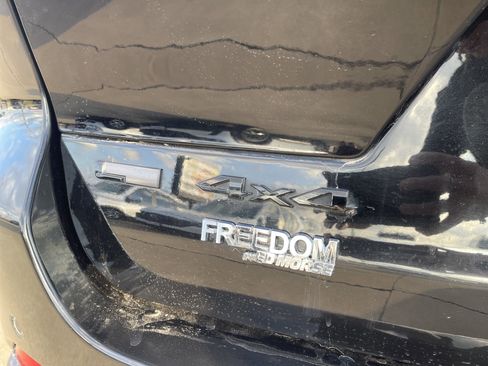 Used 2023 Jeep Grand Cherokee L Limited w/ Black Appearance Package image 13