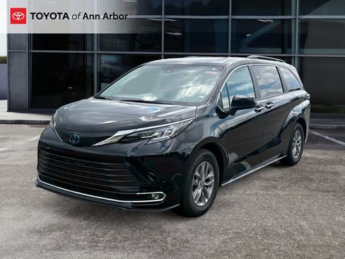 Used 2023 Toyota Sienna XLE FWD image 9