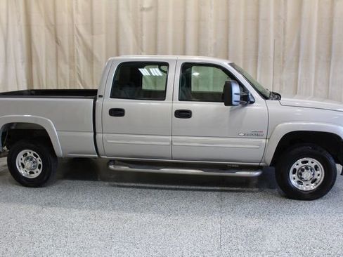 Used 2004 Chevrolet Silverado 2500 LS w/ Heavy-Duty Power Package image 2