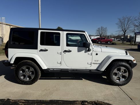 Used 2017 Jeep Wrangler Unlimited Sahara w/ Connectivity Group image 8