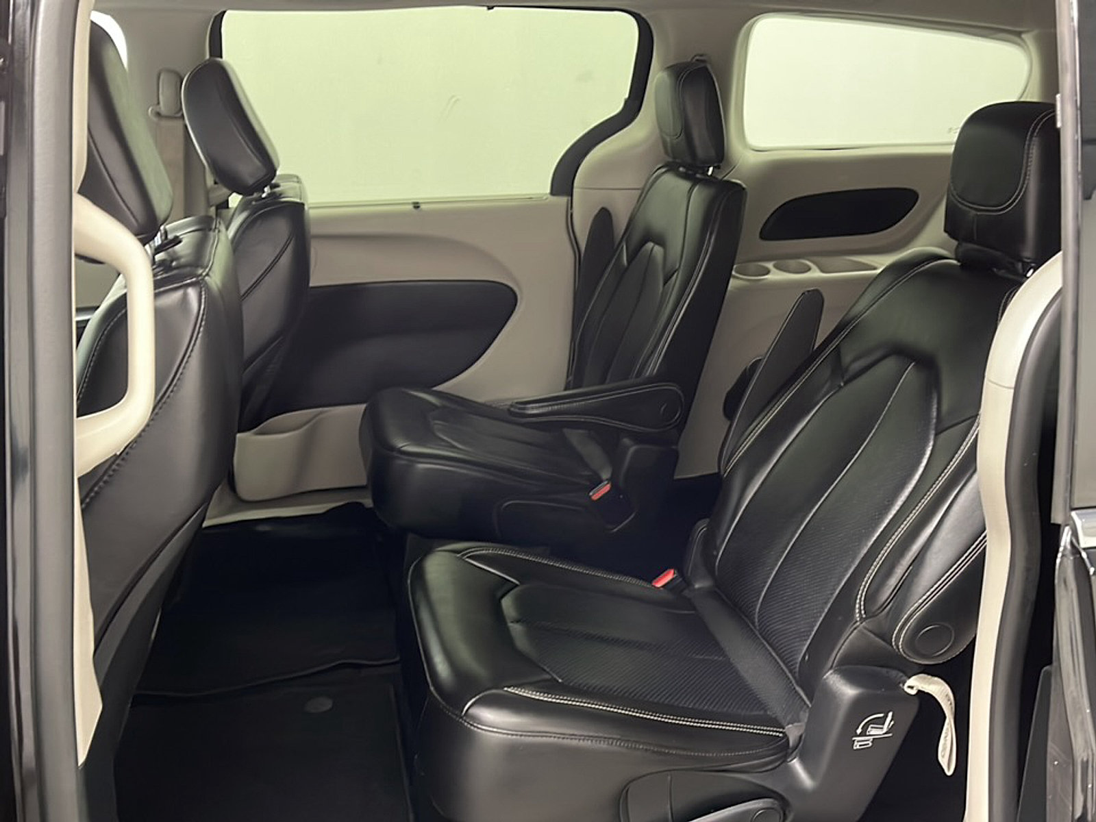 Used 2023 Chrysler Pacifica Touring-L FWD image 14