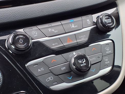 Used 2022 Chrysler Pacifica Touring-L image 13