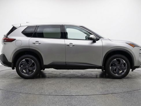 Used 2025 Nissan Rogue SV FWD image 11