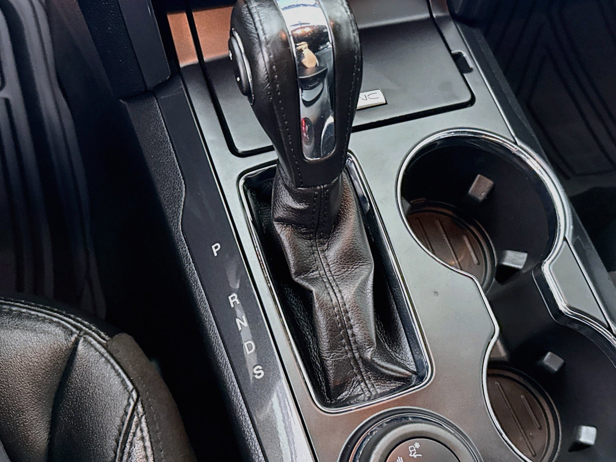 Used 2018 Ford Explorer XLT w/ Equipment Group 202A AWD/4WD image 18