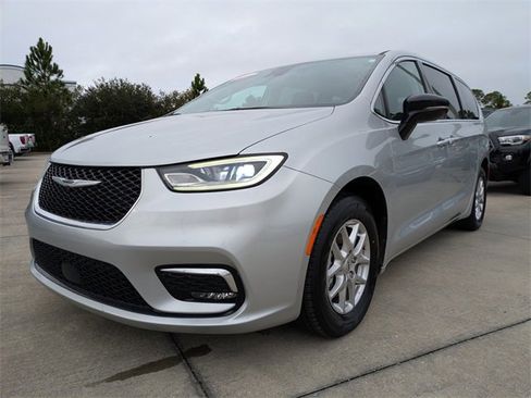 Used 2024 Chrysler Pacifica Touring-L image 8