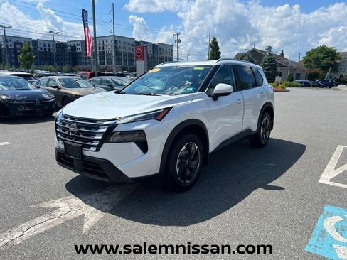 Used 2025 Nissan Rogue SV w/ SV Premium Package AWD/4WD image 3