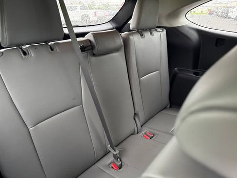 Used 2022 Toyota Highlander XLE AWD/4WD image 16