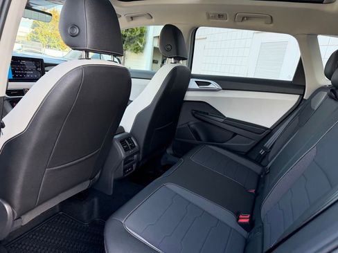 New 2026 Volkswagen Taos SE image 18