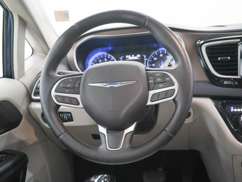 Used 2017 Chrysler Pacifica Touring-L FWD image 18