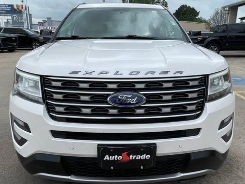 Used 2017 Ford Explorer XLT w/ Equipment Group 202A FWD image 9