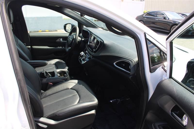 Used 2025 Chrysler Pacifica Select FWD image 13