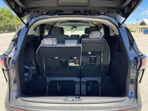 Used 2025 Toyota Sienna LE FWD image 16