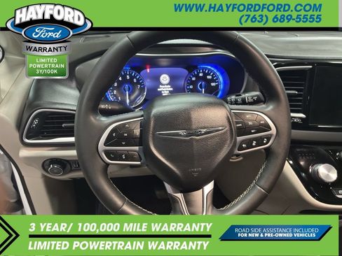 Used 2022 Chrysler Pacifica Touring-L FWD image 11