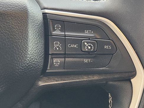 Used 2023 Jeep Grand Cherokee Limited w/ Luxury Tech Group II AWD/4WD image 21