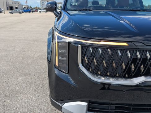 Certified 2025 Kia Carnival EX image 12