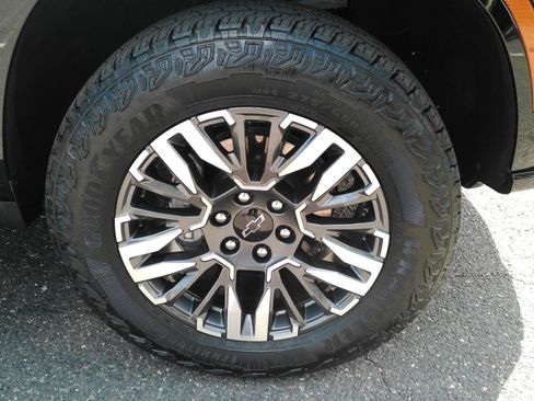 Used 2026 Chevrolet Suburban Z71 AWD/4WD image 33