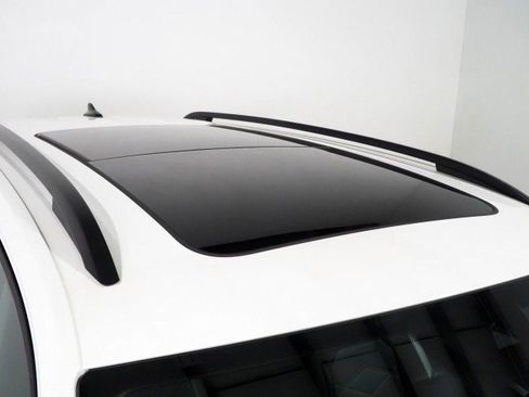 Used 2025 Volkswagen Atlas Peak Edition image 4