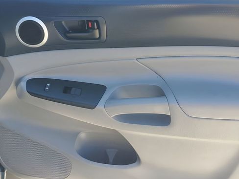 Used 2015 Toyota Tacoma PreRunner w/ SR5 Package image 39