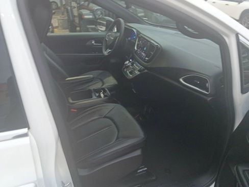 Used 2025 Chrysler Pacifica Select image 8