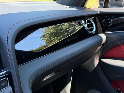 Used 2024 Bentley Bentayga image 28