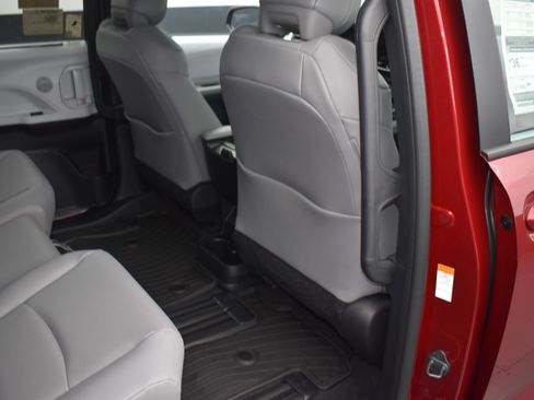 Used 2026 Toyota Sienna XLE FWD image 10