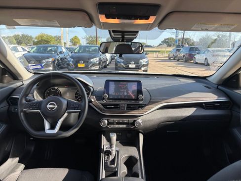 Used 2025 Nissan Altima 2.5 SV FWD image 32