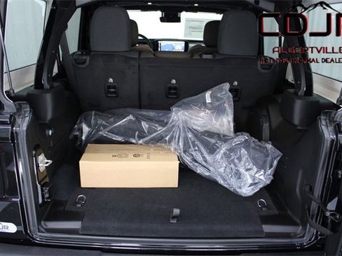 Used 2024 Jeep Wrangler Sahara w/ Technology Group image 9