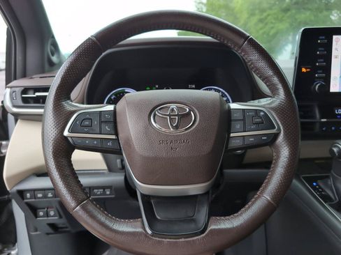 Used 2021 Toyota Sienna Platinum FWD image 24