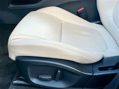 Used 2017 Jaguar F-PACE Premium image 20