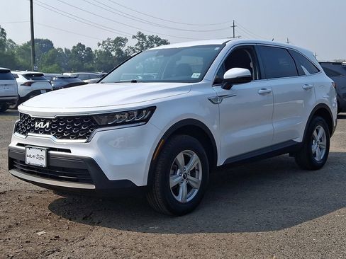 Certified 2023 Kia Sorento LX AWD/4WD image 3