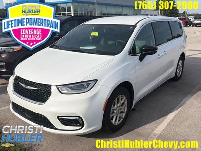 Used 2025 Chrysler Pacifica Select