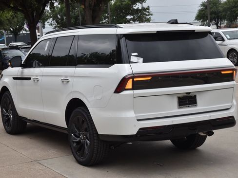 New 2027 Lincoln Navigator Reserve w/ Jet Appearance Package AWD/4WD image 9