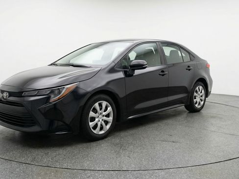 Used 2025 Toyota Corolla LE image 3